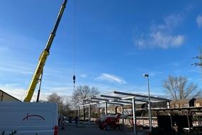 Kran stellt Carport auf