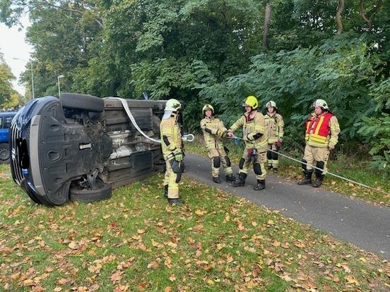 Kameraden der FF richten Fahrzeug auf