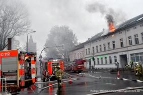 Flammen aus Dachstuhl