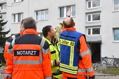Notarzt, Einsatzleiter und Leiter RD vor einem Hauseingang