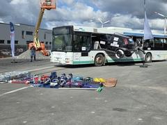 Bus in dem ein PkW steckt