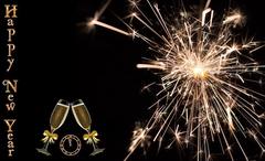 Feuerwekr am Himmel mit Schriftzug an der Seite Happy New Year und Sektgläser