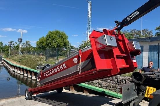 Boot hängt am Kran an der Slipstelle