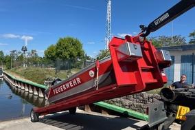 Boot hängt am Kran an der Slipstelle