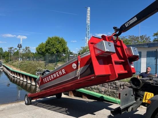 Boot hängt am Kran an der Slipstelle