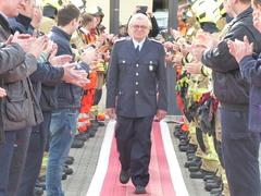 Mitarbeiter der Feuerwehr auf dem roten Schlauchteppich