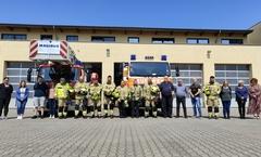 Feuerwehrleute vor der Wache