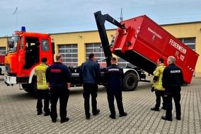 Feuerwehrmänner bei der Ausbildung vor dem Wechsellader