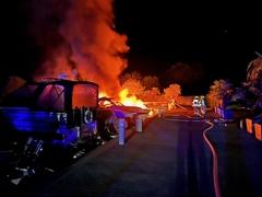 dunkler Himmel mit Flammen, davor stehen weitere Boote