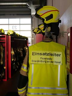 Bekleidung vom Einsatzleiter in der Fahrzeughalle