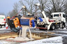 Kehrmaschine wird geborgen. Schnee und Salz auf der Fläche.
