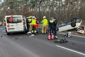 Verkehrsunfall mit Kleinbus und PKW, der PKW liegt im Hintergrund auf dem Dach