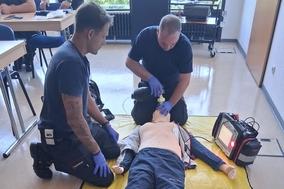 Reanimationstraining am Boden mit Puppe