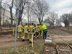 Feuerwehrmänner an den Schienen