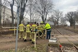 Feuerwehrmänner an den Schienen