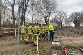 Feuerwehrmänner an den Schienen