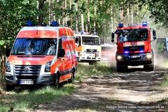 Feuerwehrfahrzeuge im Wald