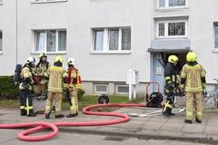 Feuerwehrmänner vor Hauseingang im Löschangriff