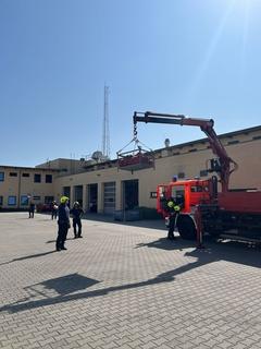 Kran der Feuerwehr hebt Korb mit Schläuche