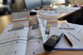 Feuerwehrplan mit Funkgerät auf dem Tisch