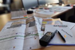 Feuerwehrplan mit Funkgerät auf dem Tisch