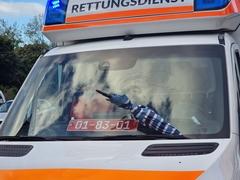 Ein Schirm liegt auf der Windschutzscheibe