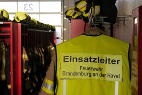 Jacke und Helm am Hacken vom Einsatzleiter