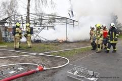 Feuerwehrmänner im Einsatz. rauch und Feuer ist zu sehen