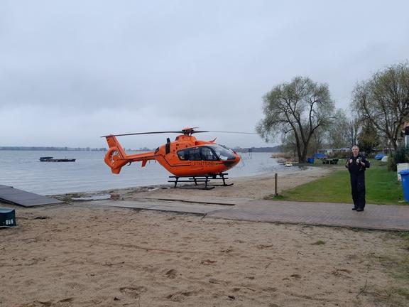 Hubschrauber steht am Wasser