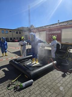 Dekontaminierungsplatz, die Dusche im Freien