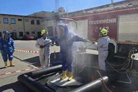 Dekontaminierungsplatz, die Dusche im Freien