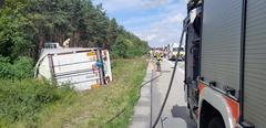 LKW liegt im Graben an der Autobahn