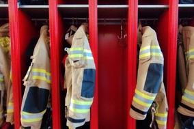 Spinte der Feuerwehr mit Bekleidung und einer in der Mitte ist leer