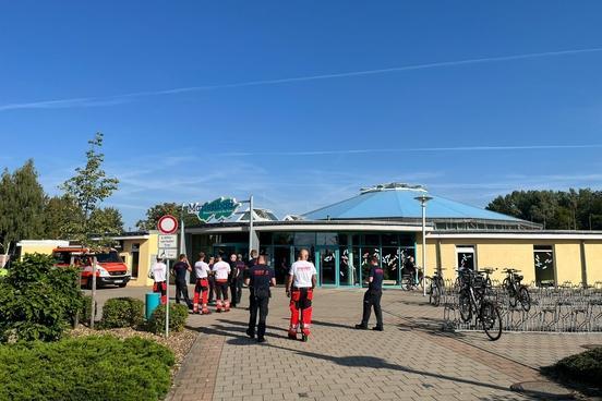 Feuerwehrleute vor dem Schwimmbad
