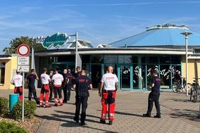 Feuerwehrleute vor dem Schwimmbad