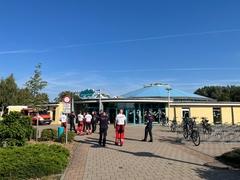 Feuerwehrleute vor dem Schwimmbad
