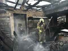 Feuerwehrmann steht im verbrannten Gebäude.