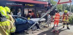 Unfall Tram und PKW, PKW eingeklemmt zw. Tram und Ampel