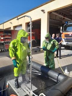 Menschen im grünen Anzug am Dekon-Platz.