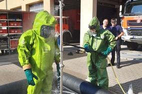 Menschen im grünen Anzug am Dekon-Platz.