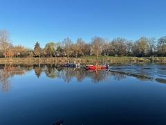 Rettungsboote auf dem Wasser mit Besatzung