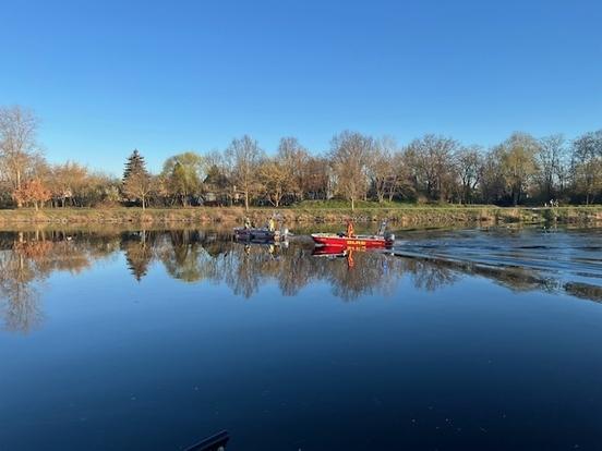 Rettungsboote auf dem Wasser mit Besatzung