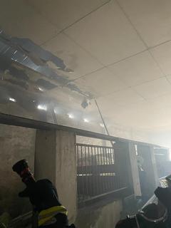 verrauchte Lagerhalle