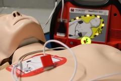 Puppe mit einem AED