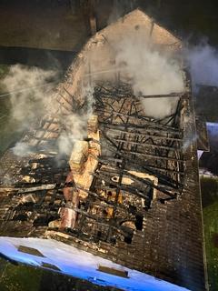 Blick von oben in das abgelöschte Dach. Etwas Rauch ist noch zu sehen