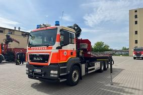 Wechselladerfahrzeug im Innenhof der Feuerwehr