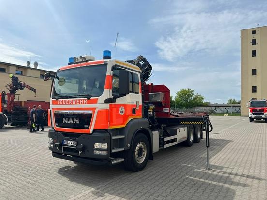 Wechselladerfahrzeug im Innenhof der Feuerwehr