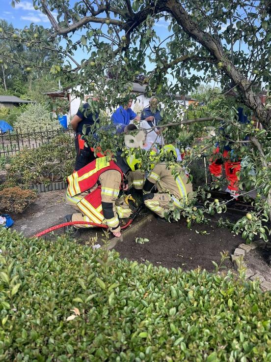 Feuerwehrmänner befreien Patientin im Garten von einer Eisenstange