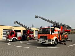 Zwei Drehleitern im Innenhof der Feuerwehr
