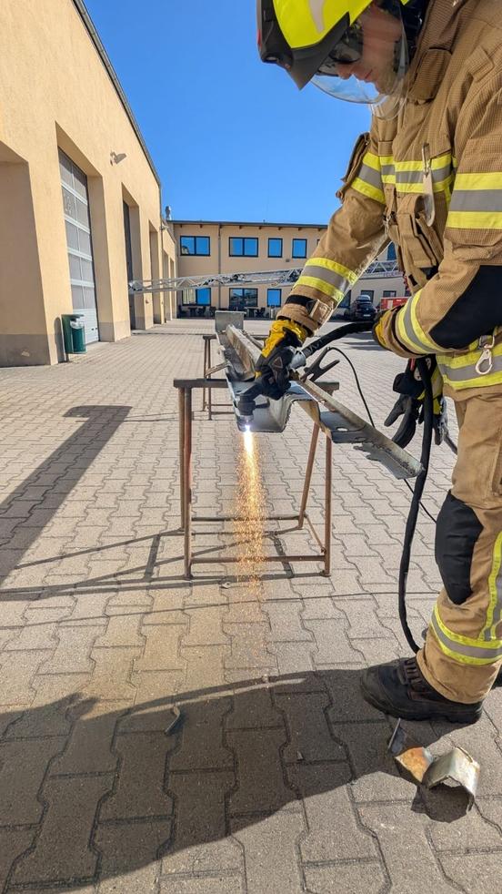 Feuerwehrmann beim Trennen einer Schiene